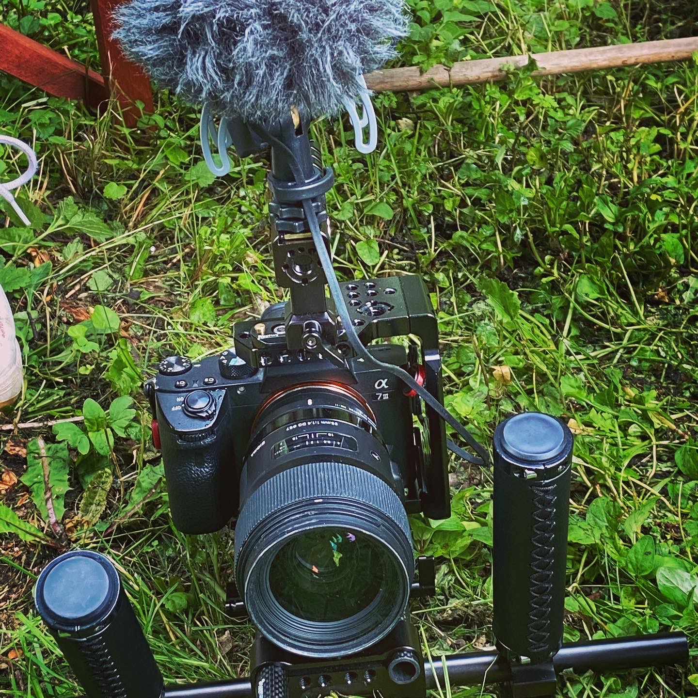Kamera mit Mikro auf einer grünen Wiese