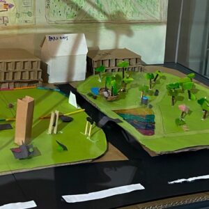 Ein von Kindern gebautes Stadtmodell mit viel grün und fantastischem Mobiliar